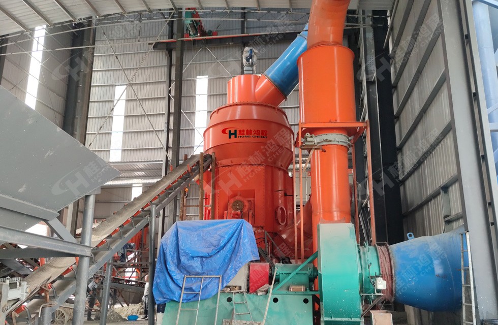 石灰石直接磨粉300目產量多少噸？hlm2600鴻程石灰石粉立磨參數