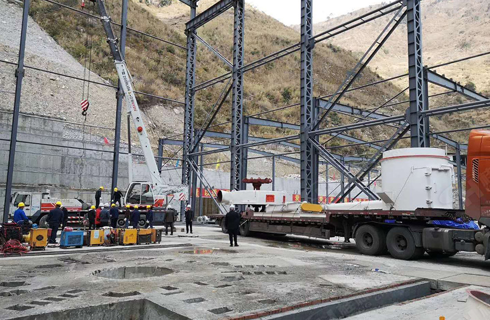 桂林鴻程董事長容棟國、總經(jīng)理林總親臨磨機安裝現(xiàn)場指導(dǎo)工作