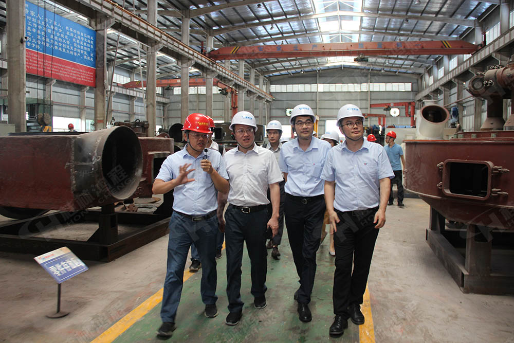 考察團隊一行人參觀磨粉機制造基地 考察團隊一行人參觀磨粉機制造基地